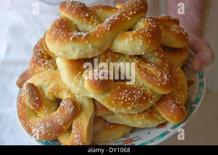 Close up di un piatto pieno di pane appena sfornato, ancora caldo, Philadelphia pretzel morbidi Foto Stock