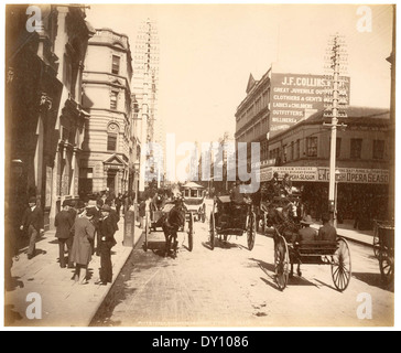 La fotografia di Fred Hardie del 1892-1893 cattura una scena di strada a Pitt Street, Sydney, mostrando la vivace vita urbana durante la fine del XIX secolo. La foto include anche vedute degli aborigeni e della vita a Newcastle e nel nuovo Galles del Sud. Foto Stock