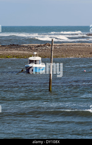 Piccolo Cabinato ormeggiata in acque riparate al di fuori del porto di Seahouses Northumberland England Regno Unito Regno Unito Foto Stock