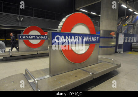 Londra, Regno Unito. Il 2 aprile 2014. Un sondaggio condotto dalla società occupazione Randstad visualizza pendolari sulla Piccadilly line hanno e il salario medio di £56 250 con la linea del Nord non lontano dietro con £47 250. Canary Wharf è la stazione della metropolitana con la più alta media stipendio a £92 000 Credito: JOHNNY ARMSTEAD/Alamy Live News Foto Stock