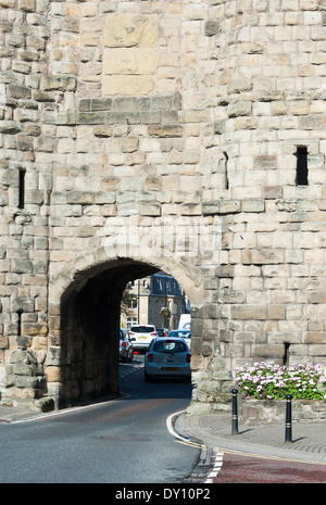 Bondgate Tower ad arco facente parte delle antiche mura della città di Alnwick Northumberland England Regno Unito Regno Unito Foto Stock