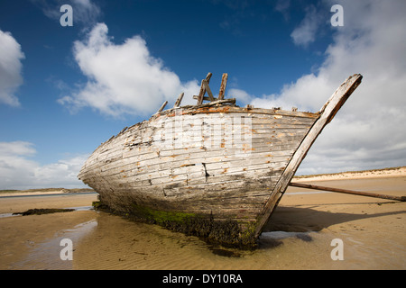 Irlanda, Co Donegal, Gweedore, Bunbeg, Bad vortici relitto barca sulla spiaggia Maherclogher Foto Stock