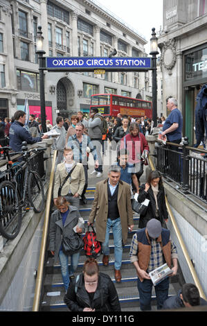 Londra, Regno Unito. Il 2 aprile 2014. Un sondaggio condotto dalla società occupazione Randstad visualizza pendolari sulla Piccadilly line hanno e il salario medio di £56 250 con la linea del Nord non lontano dietro con £47 250. Canary Wharf è la stazione della metropolitana con la più alta media stipendio a £92 000 Credito: JOHNNY ARMSTEAD/Alamy Live News Foto Stock