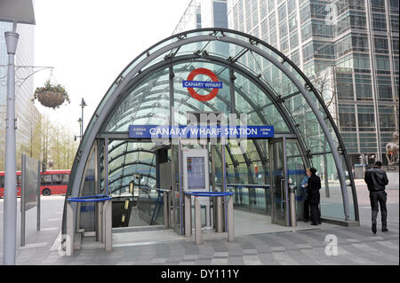 Londra, Regno Unito. Il 2 aprile 2014. Un sondaggio condotto dalla società occupazione Randstad visualizza pendolari sulla Piccadilly line hanno e il salario medio di £56 250 con la linea del Nord non lontano dietro con £47 250. Canary Wharf è la stazione della metropolitana con la più alta media stipendio a £92 000 Credito: JOHNNY ARMSTEAD/Alamy Live News Foto Stock