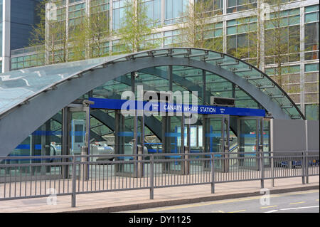 Londra, Regno Unito. Il 2 aprile 2014. Un sondaggio condotto dalla società occupazione Randstad visualizza pendolari sulla Piccadilly line hanno e il salario medio di £56 250 con la linea del Nord non lontano dietro con £47 250. Canary Wharf è la stazione della metropolitana con la più alta media stipendio a £92 000 Credito: JOHNNY ARMSTEAD/Alamy Live News Foto Stock