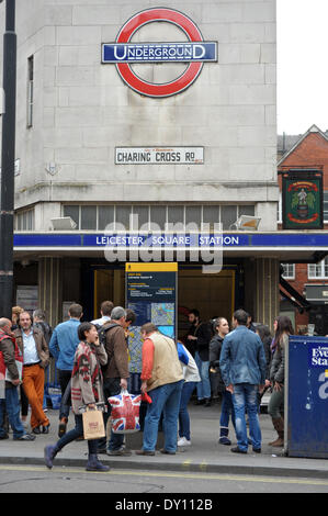 Londra, Regno Unito. Il 2 aprile 2014. Un sondaggio condotto dalla società occupazione Randstad visualizza pendolari sulla Piccadilly line hanno e il salario medio di £56 250 con la linea del Nord non lontano dietro con £47 250. Canary Wharf è la stazione della metropolitana con la più alta media stipendio a £92 000 Credito: JOHNNY ARMSTEAD/Alamy Live News Foto Stock