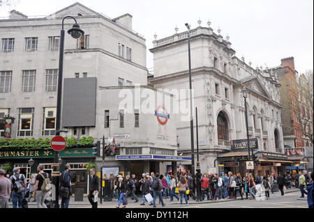 Londra, Regno Unito. Il 2 aprile 2014. Un sondaggio condotto dalla società occupazione Randstad visualizza pendolari sulla Piccadilly line hanno e il salario medio di £56 250 con la linea del Nord non lontano dietro con £47 250. Canary Wharf è la stazione della metropolitana con la più alta media stipendio a £92 000 Credito: JOHNNY ARMSTEAD/Alamy Live News Foto Stock