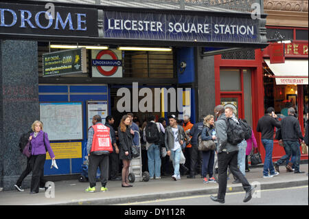 Londra, Regno Unito. Il 2 aprile 2014. Un sondaggio condotto dalla società occupazione Randstad visualizza pendolari sulla Piccadilly line hanno e il salario medio di £56 250 con la linea del Nord non lontano dietro con £47 250. Canary Wharf è la stazione della metropolitana con la più alta media stipendio a £92 000 Credito: JOHNNY ARMSTEAD/Alamy Live News Foto Stock