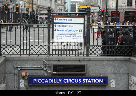 Londra, Regno Unito. Il 2 aprile 2014. Un sondaggio condotto dalla società occupazione Randstad visualizza pendolari sulla Piccadilly line hanno e il salario medio di £56 250 con la linea del Nord non lontano dietro con £47 250. Canary Wharf è la stazione della metropolitana con la più alta media stipendio a £92 000 Credito: JOHNNY ARMSTEAD/Alamy Live News Foto Stock