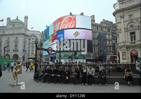 Londra, Regno Unito. Il 2 aprile 2014. Un sondaggio condotto dalla società occupazione Randstad visualizza pendolari sulla Piccadilly line hanno e il salario medio di £56 250 con la linea del Nord non lontano dietro con £47 250. Canary Wharf è la stazione della metropolitana con la più alta media stipendio a £92 000 Credito: JOHNNY ARMSTEAD/Alamy Live News Foto Stock