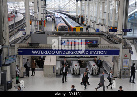 Londra, Regno Unito. Il 2 aprile 2014. Un sondaggio condotto dalla società occupazione Randstad visualizza pendolari sulla Piccadilly line hanno e il salario medio di £56 250 con la linea del Nord non lontano dietro con £47 250. Canary Wharf è la stazione della metropolitana con la più alta media stipendio a £92 000 Credito: JOHNNY ARMSTEAD/Alamy Live News Foto Stock