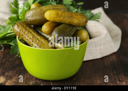 Cetrioli sottaceto in verde ciotola di legno Foto Stock