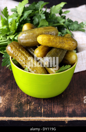 Cetrioli sottaceto in verde ciotola di legno Foto Stock