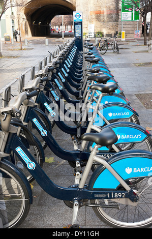 Biciclette a noleggio in una stazione vicino al Tower Bridge in aLondon Area turistica England Regno Unito Regno Unito Foto Stock