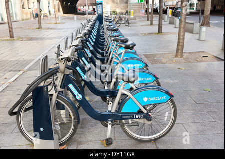 Biciclette a noleggio in una stazione vicino al Tower Bridge in aLondon Area turistica England Regno Unito Regno Unito Foto Stock