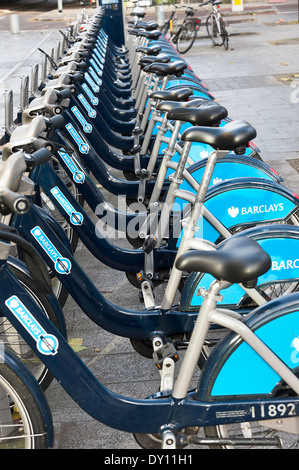 Biciclette a noleggio in una stazione vicino al Tower Bridge in aLondon Area turistica England Regno Unito Regno Unito Foto Stock