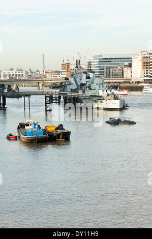 La Seconda Guerra Mondiale incrociatore leggero HMS Belfast ormeggiato nel fiume Tamigi City of Westminster London Regno Unito Regno Unito Foto Stock