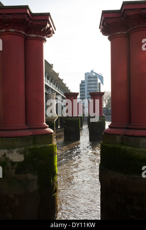 Il vecchio rosso rimanenti pilastri della ex Blackfriars Railway Bridge con la nuova struttura ad arco Behaind Londra Inghilterra REGNO UNITO Foto Stock