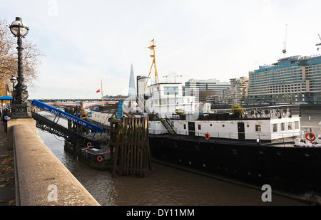 L'ex Anti-Submarine Q-nave HMS Presidente ormeggiata permanentemente nel fiume Tamigi Londra Inghilterra Regno Unito Regno Unito Foto Stock