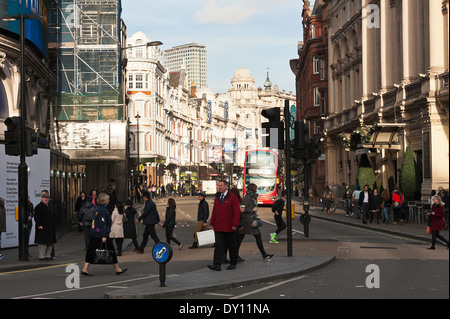 Il vivace Shaftesbury Avenue di corsa fino a Natale da Piccadilly Circus Londra Inghilterra Regno Unito Regno Unito Foto Stock