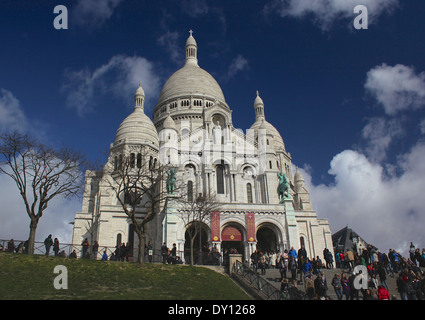 La Basilica del Sacro Cuore visto dal basso di fasi di Montmartre, Parigi Foto Stock