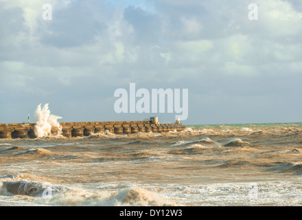 Il mare in tempesta la rottura su Brighton Marina, Sussex, Regno Unito Foto Stock
