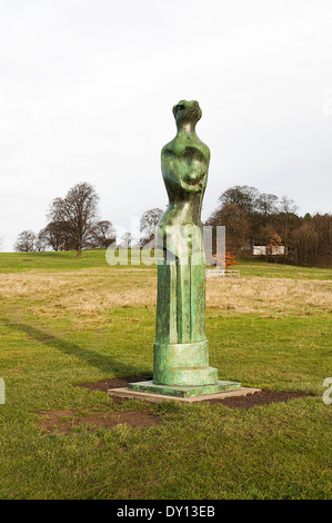 La scultura montante Motive No.9 di Henry Moore a Yorkshire Sculpture Park West Bretton Wakefield England Regno Unito Foto Stock