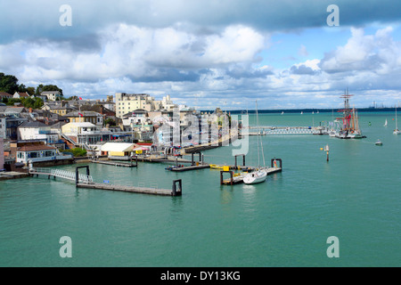 La Parata, West Cowes, Isola di Wight e il Royal Yacht Squadron. Foto Stock