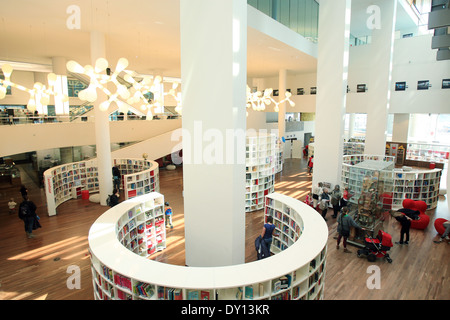 L'Amsterdam Central Public Library, progettato dall'architetto tedesco Jo Coenen Foto Stock