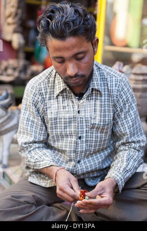 Pushkar, Rajasthan, India, Asia del Sud. Fioraio rendendo le ghirlande, Sadar Bazaar (il bazaar principale) Foto Stock