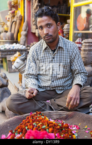 Pushkar, Rajasthan, India, Asia del Sud. Fioraio rendendo le ghirlande, Sadar Bazaar (il bazaar principale) Foto Stock