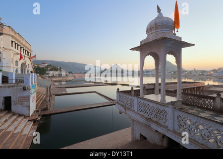 Pushkar, Rajasthan, India. Il ghat principale al tramonto Foto Stock