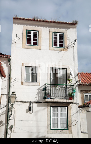 Architettura tipica di un albergo nel quartiere di Alfama di Lisbona (Lisboa), Portogallo. Foto Stock