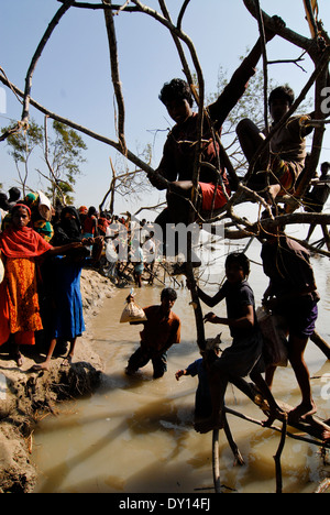 BANGLADESH Distretto Bagerhat , del ciclone Sidr e alta marea distruggono villaggi nel sud khali, fiume Balaswar, la distribuzione di beni di emergenza alle popolazioni interessate in villaggi Foto Stock