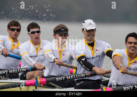 Londra, Regno Unito. Il 2 aprile 2014. Gita in pratica dalla Cambridge University Boat Club Goldie barca in preparazione per l'Università barca gara di domenica 6 aprile 2014. Posizione:- fiume Thames, London, Regno Unito tra Putney (start) e Mortlake. CUBC Goldie equipaggio (bianco tops):- Cambridge Goldie equipaggio:- Prua: Chris nero, 2: Peter Walker, 3: Florian Herbst, 4: Jason Lupatkin, 5: Alexander Leichter, 6: marrone, 7: Felix Newman, corsa: Angus Cavalieri, Cox: Rosmarino Ostfeld, Chief Coach: Steve Trapmore. Foto Stock