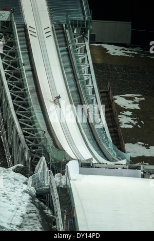 Peter Prevc (SLO) concorrenti negli uomini del salto con gli sci normale Hill a Giochi Olimpici Invernali, Sochi 2014 Foto Stock