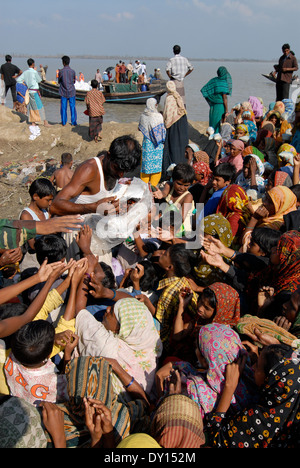 BANGLADESH Distretto Bagerhat , del ciclone Sidr e alta marea distruggono villaggi nel sud khali, fiume Balaswar, la distribuzione di beni di emergenza alle popolazioni interessate in villaggi Foto Stock