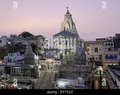 Udaipur, Rajasthan, India, Jagdish Temple accesa al tramonto Foto Stock