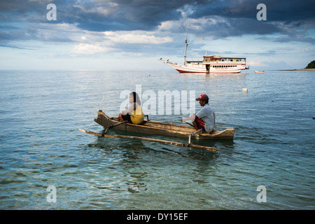 La popolazione locale sulla barca da pesca in barca di sfondo di Peramatour, Sumbawa, Indonesia Foto Stock