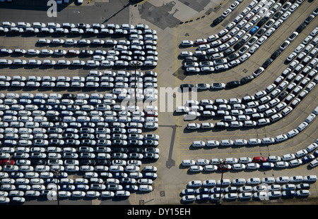 La Germania del porto di Amburgo, vettura tedesca esportare dalla nave di linee Grimaldi, veicolo nuovo di tedesco costruttore di automobili Audi e Volkswagen a quai Foto Stock