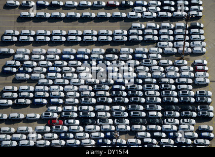 La Germania del porto di Amburgo, vettura tedesca esportare dalla nave di linee Grimaldi, veicolo nuovo di tedesco costruttore di automobili Audi e Volkswagen a quai Foto Stock