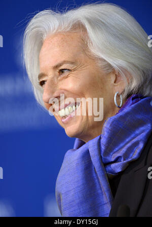 Washington, DC, Stati Uniti d'America. 2 Apr 2014. Fondo monetario internazionale (FMI) Direttore Christine Lagarde parla alla Scuola di Studi Internazionali avanzati della Johns Hopkins University a Washington DC, capitale degli Stati Uniti, 2 aprile 2014. L'economia mondiale sta girando l'angolo del grande recessione ma gli ostacoli si trovano davanti a superare la bassa crescita trappola, ha detto il capo del FMI il mercoledì. Credito: Yin Bogu/Xinhua/Alamy Live News Foto Stock