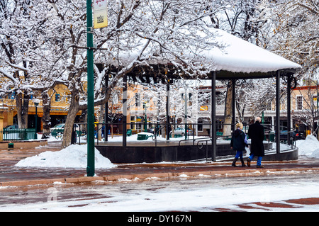 Una vista della coperta di neve bandstand sulla Plaza nel centro cittadino di Santa Fe, NM Foto Stock