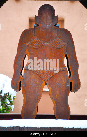 Una grande scultura di metallo di una donna in un bikini sorge vicino all'ingresso al Museum of Contemporary Arts nativo in Santa Fe NM Foto Stock