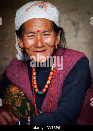 Gurung donna nel villaggio di Dhampus, Nepal Foto Stock