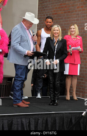 Las Vegas NV, Stati Uniti d'America. 2 Aprile 2014: Olivia Newton-John rende ufficiale di Las Vegas con arrivo benvenuto evento al Flamingo Las Vegas a LINQ, Las Vegas, nanovolt Aprile 2, 2014. ENT/Alamy Live News Foto Stock