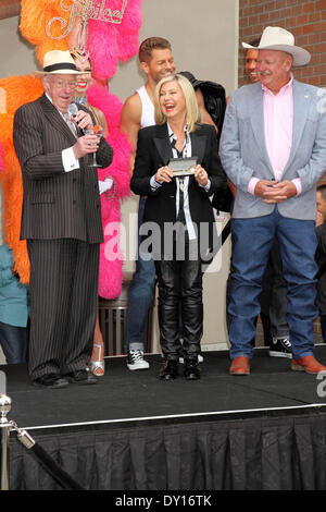 Las Vegas NV, Stati Uniti d'America. 2 Aprile 2014: Olivia Newton-John rende ufficiale di Las Vegas con arrivo benvenuto evento al Flamingo Las Vegas a LINQ, Las Vegas, nanovolt Aprile 2, 2014. ENT/Alamy Live News Foto Stock