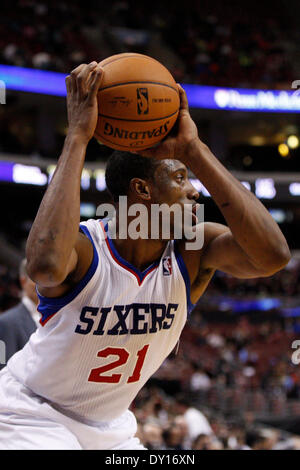 Philadelphia, Pennsylvania, USA. 2 Apr 2014. Philadelphia 76ers avanti Taddeo giovani (21) in azione durante il gioco NBA tra Charlotte Bobcats e la Philadelphia 76ers presso la Wells Fargo Center di Philadelphia, Pennsylvania. Christopher Szagola/Cal Sport Media/Alamy Live News Foto Stock