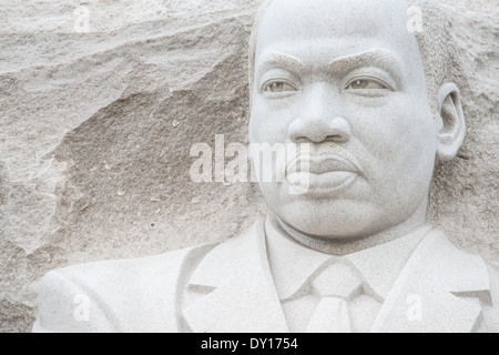 WASHINGTON DC, Stati Uniti d'America - un ampio angolo di inquadratura della statua centrale di Martin Luther King Jr Memorial sul bacino di marea a Washington DC. Foto Stock