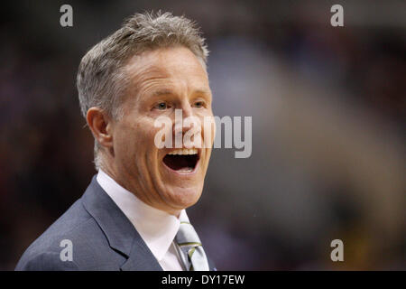 Philadelphia, Pennsylvania, USA. 2 Apr 2014. Philadelphia 76ers head coach Brett Brown reagisce durante il gioco NBA tra Charlotte Bobcats e la Philadelphia 76ers presso la Wells Fargo Center di Philadelphia, Pennsylvania. Christopher Szagola/Cal Sport Media/Alamy Live News Foto Stock